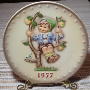 GOEBEL M.I.HUMMEL ANNUAL PLATE 1977 ‘APPLE TREE BOY’